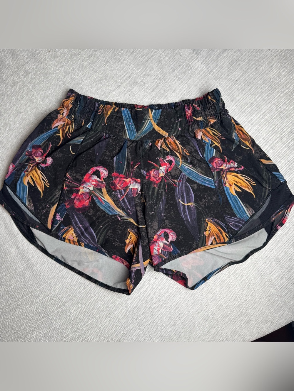 Lululemon Hotty Hot Shorts Women's Size 4 Veiled Floral Black Multi 4" inseam